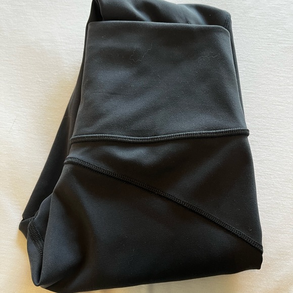 Great condition lululemon extreme leggings size 2 - Picture 2 of 6